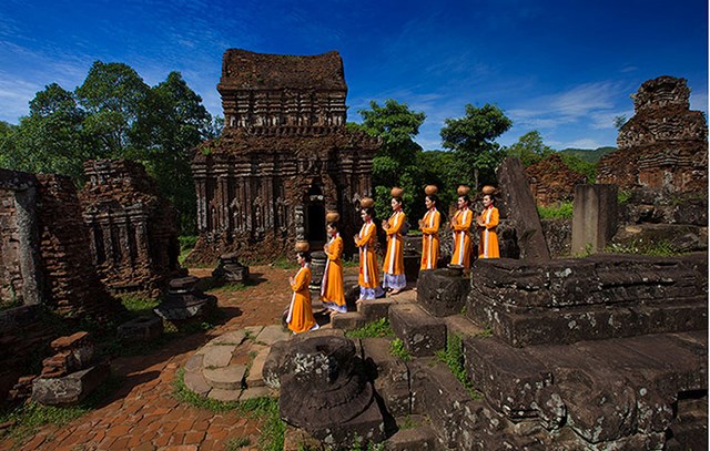  "My Son Tower" (Quang Nam) of author Mai Thanh Chuong. This photo contest focuses on four main themes is natural, material culture, intangible culture, everyday life of the people of Vietnam.